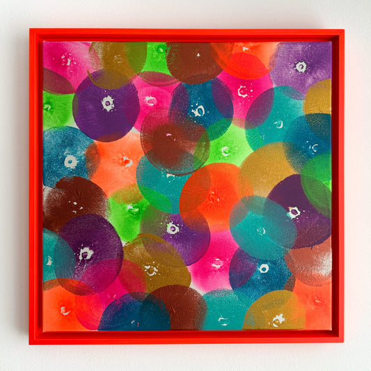Die frontale Abbildung eines Kunstwerks in der Größe 50x50cm. Acryl auf Leinwand. Das Kunstwerk wurde ausschließlich mit Abdrücken einer Brust erschaffen. Es gibt zahlreiche Abdrücke in 8 verschiedenen Farben. Die Farben sind knallig bis neon, Gold und Kupfer.