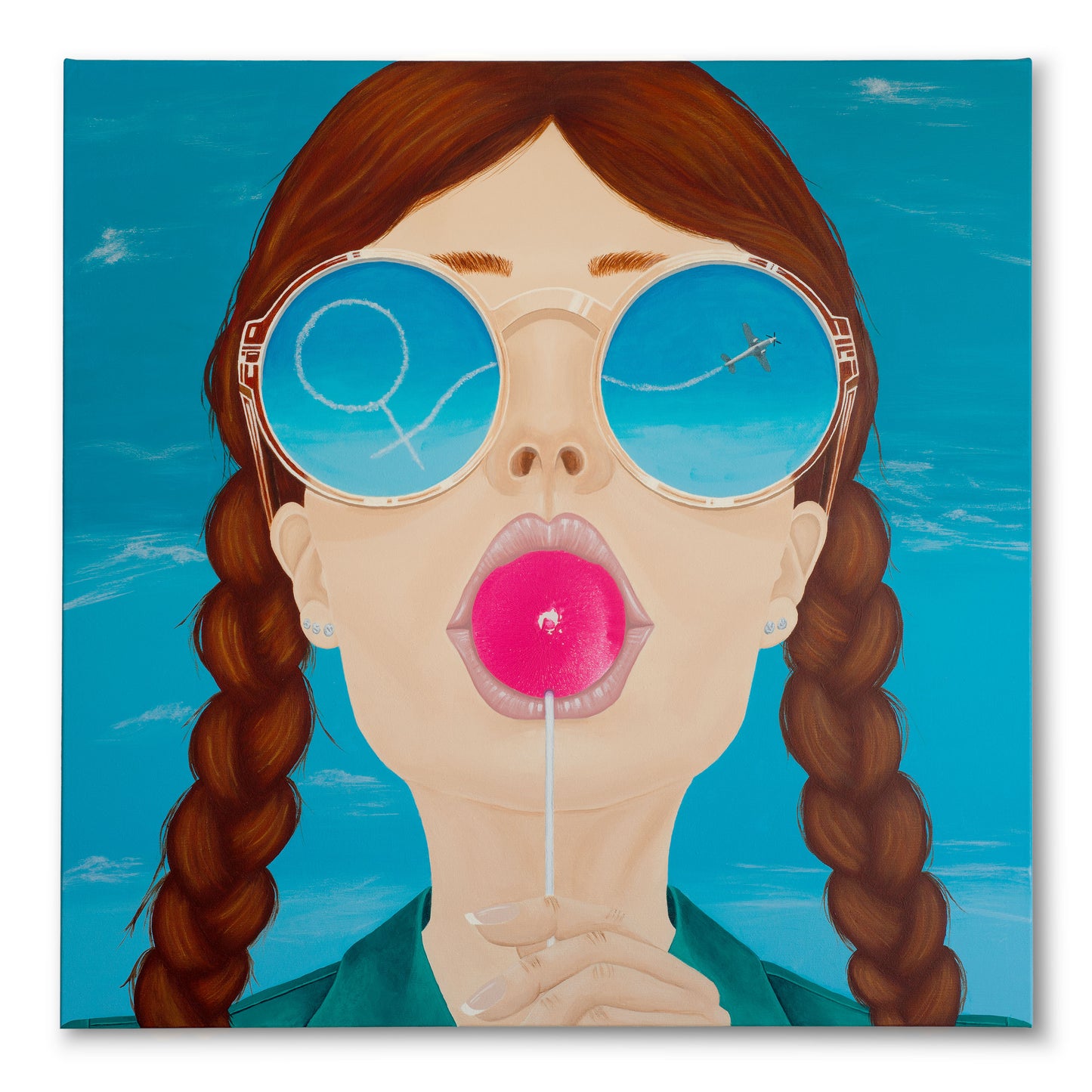 Frontale Abbildung eines Kunstwerks in der Größe 80x80cm Acryl auf Leinwand. Close Up vom Kopf einer jungen Frau, die eine sehr große runde Sonnenbrille trägt, in der sich ein Flugzeug am Himmel spiegelt, welches das Weiblichkeitszeichen mit Kondensstreifen in den Himmel malt. Die Frau lutscht an einem pinken Lolly, der mit dem Abdruck einer Brust erschaffen wurde.