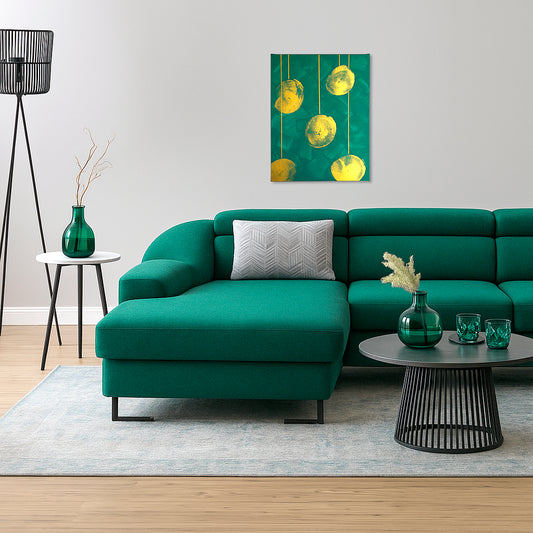 Ein Kunstwerk, dass über einem türkisen Stoffsofa hängt. Es zeigt fünf Lampions in goldener Farbe auf einem türkisfarbenen Hintergrund. Die Lampions wurde mit der Brust gestempelt und hängen jeweils an einer geraden goldenen Schnur. Links im Bild ragt eine Stehlampe rein und ein Beistelltisch, auf dem eine farblich passende Vase aus Glas steht. Vor dem Sofa befindet sich ein schwarzer Drahtcouchtisch auf dem farblich passende Wassergläser stehen. Die Wand im Hintergrund ist hellgrau.