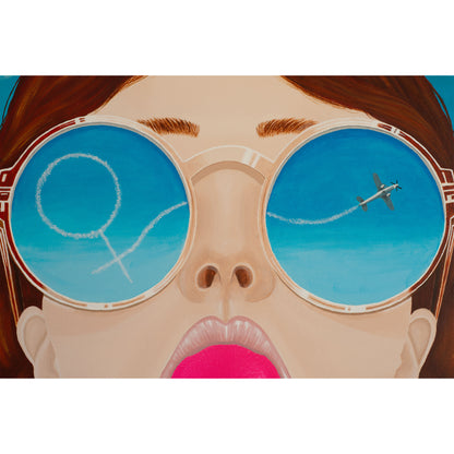 Detail von der Brille des Kunstwerks "The Sky Within". In der Brille spiegelt sich ein Flugzeug, welches am Himmel mit Kondensstreifen das Zeichen für Weiblichkeit in den Himmel malt.