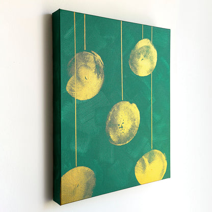 Perspektivische Aufnahme vom Kunstwerk BC #05 Acrylfarbe auf Leinwand. Das Kunstwerk zeigt fünf Lampions in goldener Farbe auf einem türkisfarbenen Hintergrund. Die Lampions wurde mit der Brust gestempelt und hängen jeweils an einer geraden goldenen Schnur.