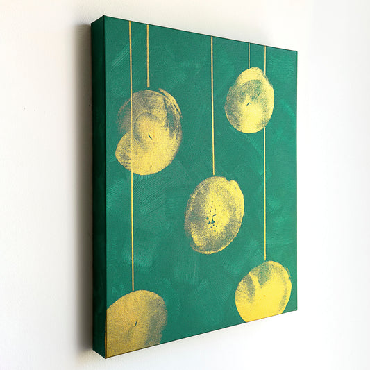 Perspektivische Aufnahme vom Kunstwerk BC #05 Acrylfarbe auf Leinwand. Das Kunstwerk zeigt fünf Lampions in goldener Farbe auf einem türkisfarbenen Hintergrund. Die Lampions wurde mit der Brust gestempelt und hängen jeweils an einer geraden goldenen Schnur.