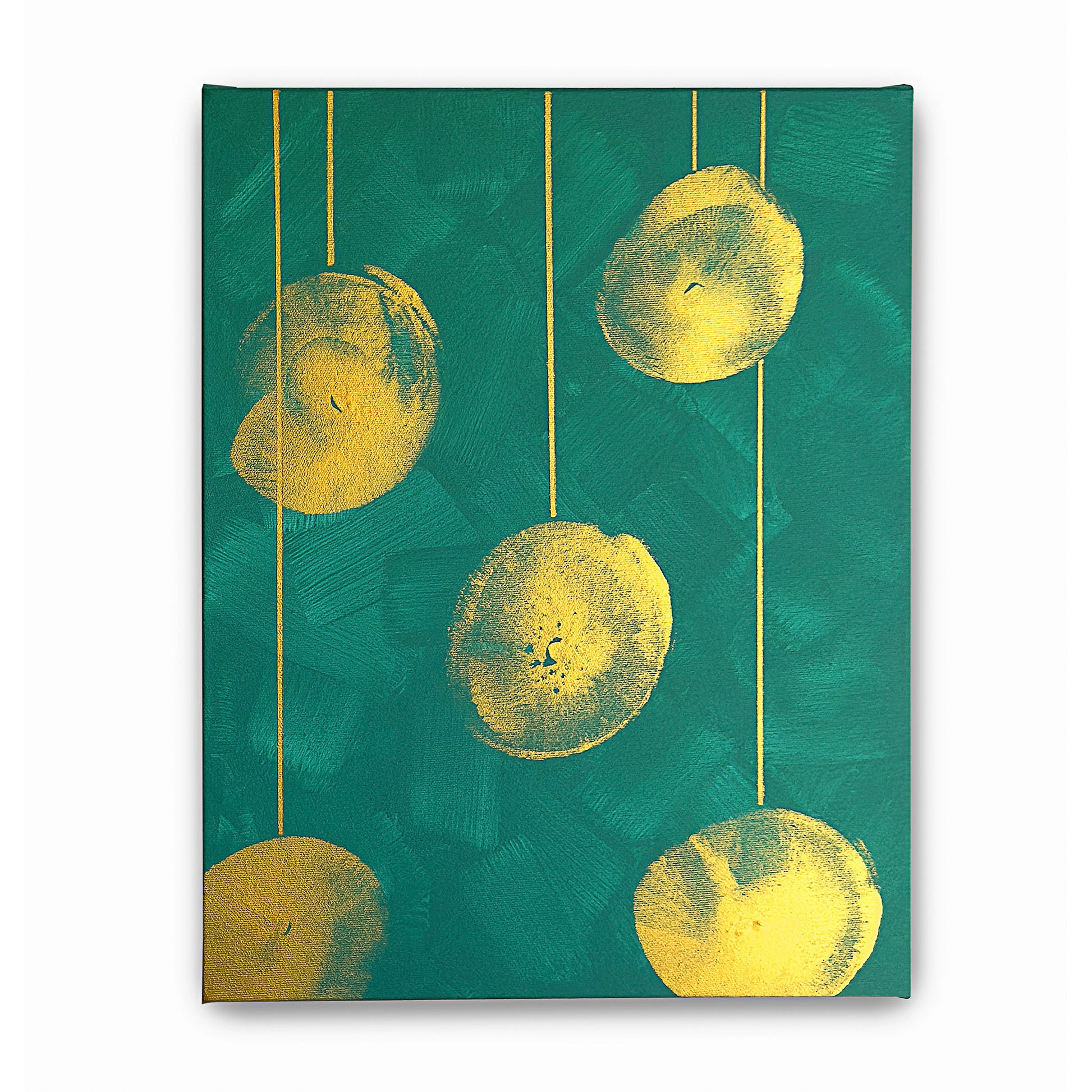 Frontale Aufnahme vom Kunstwerk BC #05 Acrylfarbe auf Leinwand. Das Kunstwerk zeigt fünf Lampions in goldener Farbe auf einem türkisfarbenen Hintergrund. Die Lampions wurde mit der Brust gestempelt und hängen jeweils an einer geraden goldenen Schnur.