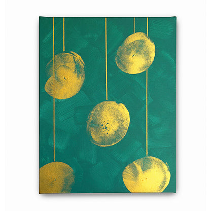 Frontale Aufnahme vom Kunstwerk BC #05 Acrylfarbe auf Leinwand. Das Kunstwerk zeigt fünf Lampions in goldener Farbe auf einem türkisfarbenen Hintergrund. Die Lampions wurde mit der Brust gestempelt und hängen jeweils an einer geraden goldenen Schnur.